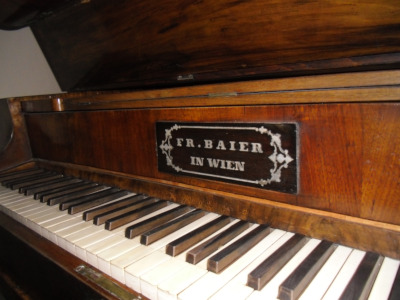 Salonklavier Fr. Baier in Suppè-Gedenkstätte